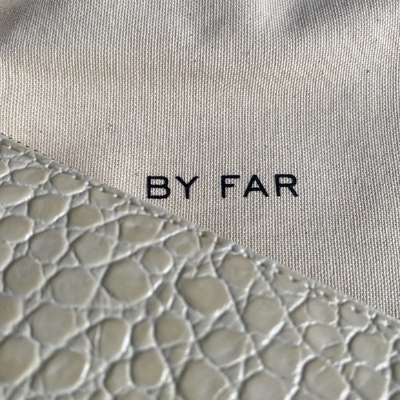 BRAND NEW! BY FAR - Rachel Cream Croco Embossed Leather Shoulder Bag - Picture 6 of 7